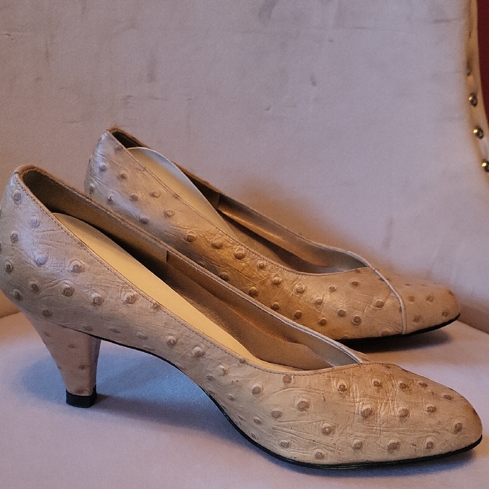 OSTRICH VINTAGE Elegant Tan/Nude Heeled Pumps. Gently Worn